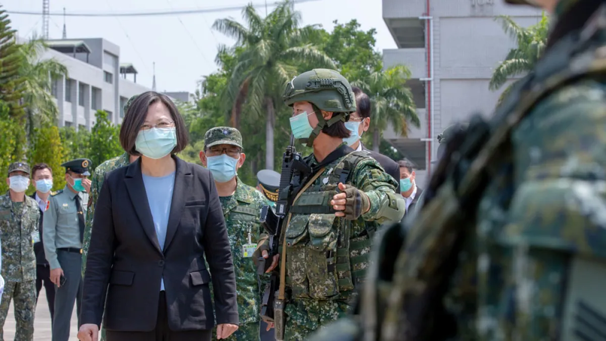 蔡英文(左)對軍方的實質照顧,讓現役軍人非常有感。(總統府提供)