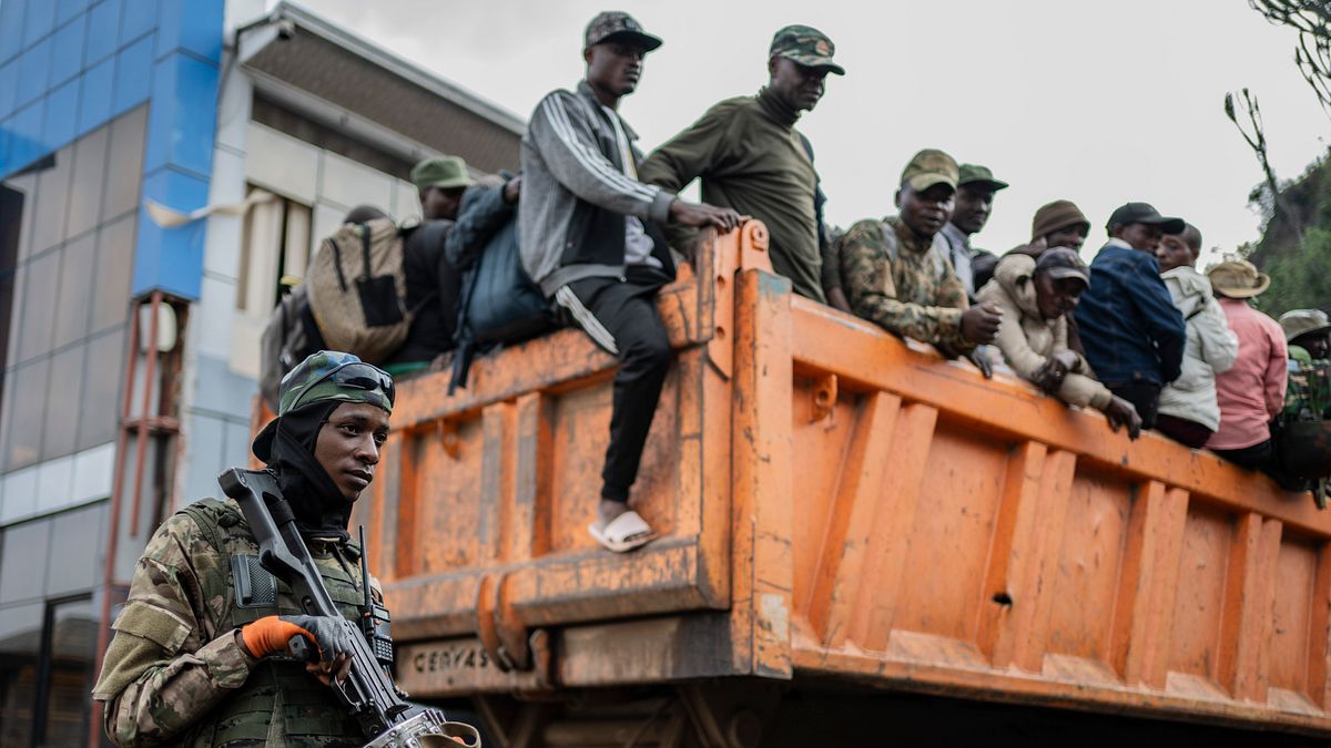 2月23日,剛果民主共和國武裝部隊 (FARDC) 前成員和據稱向 M23 叛亂分子投降的警察抵達剛果戈馬。(AP) 2月23日,剛果民主共和國武裝部隊 (FARDC) 前成員和據稱向 M23 叛亂分子投降的警察抵達剛果戈馬。(AP)