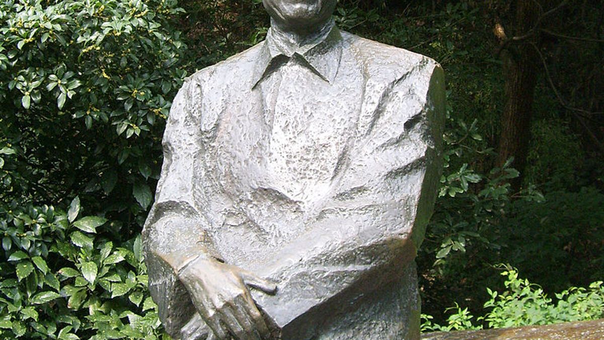 傳統國畫裡的山和樹都在中國,作者說,要真住過西湖邊才能找到湖上無人的寧靜, 天天去才會碰上朦朧天光山湖一色,一切念過夢過的全要真活過,不然到不了骨子裡,那詩意才能有開端。(取自維基百科) 傳統國畫裡的山和樹都在中國,作者說,要真住過西湖邊才能找到湖上無人的寧靜, 天天去才會碰上朦朧天光山湖一色,一切念過夢過的全要真活過,不然到不了骨子裡,那詩意才能有開端。(取自維基百科)