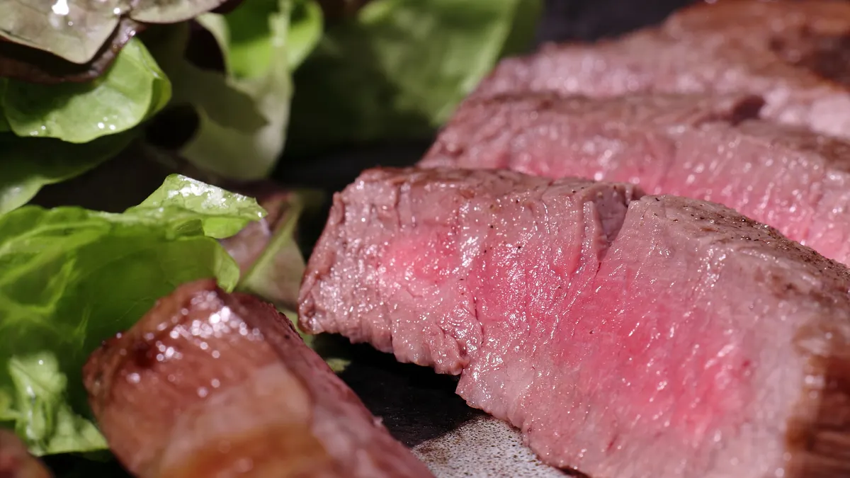 霜降牛其實和二十四節氣沒有關係,是形容肉品油脂分布的比例。因其白色的油脂像是下雪一樣,所以叫「霜降」。(示意圖/取自photo-ac) 霜降牛其實和二十四節氣沒有關係,是形容肉品油脂分布的比例。因其白色的油脂像是下雪一樣,所以叫「霜降」。(示意圖/取自photo-ac)