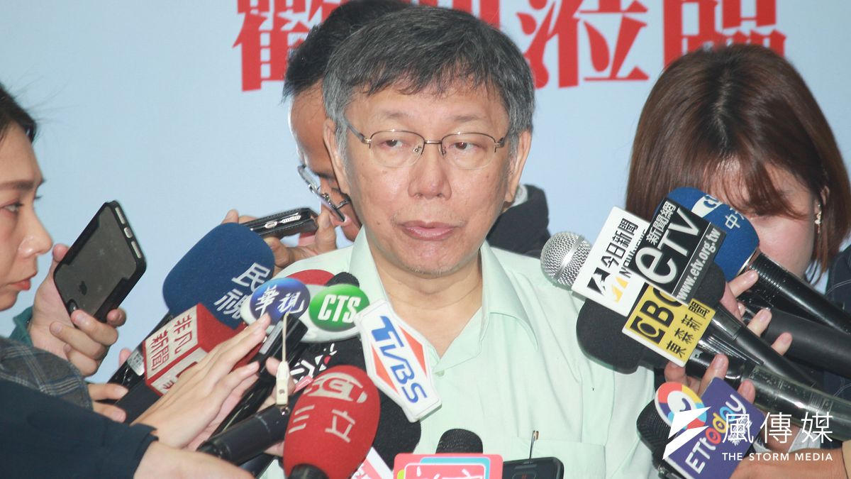 台北市長柯文哲31日上午前往文山區實踐國中,參加智慧教育成果發表會。(方炳超攝) 台北市長柯文哲31日上午前往文山區實踐國中,參加智慧教育成果發表會。(方炳超攝)