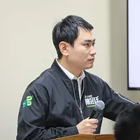 民進党立法委員の陳冠廷(写真)が民進党団総召の柯建銘との電話を切り、柯の不満を招き、その後の戦火を引き起こした。(顏麟宇撮影) 民進党立法委員の陳冠廷(写真)が民進党団総召の柯建銘との電話を切り、柯の不満を招き、その後の戦火を引き起こした。(顏麟宇撮影)