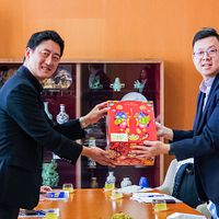 松本眞尼崎市長が台中市デジタル発展局の訪問団を出迎え、市政に関する意見交換を行った。(写真/台中市政府提供) 松本眞尼崎市長が台中市デジタル発展局の訪問団を出迎え、市政に関する意見交換を行った。(写真/台中市政府提供)