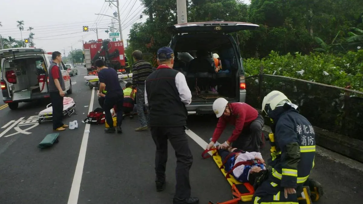 為閃野狗失控 廂型車對撞電桿 8人送醫