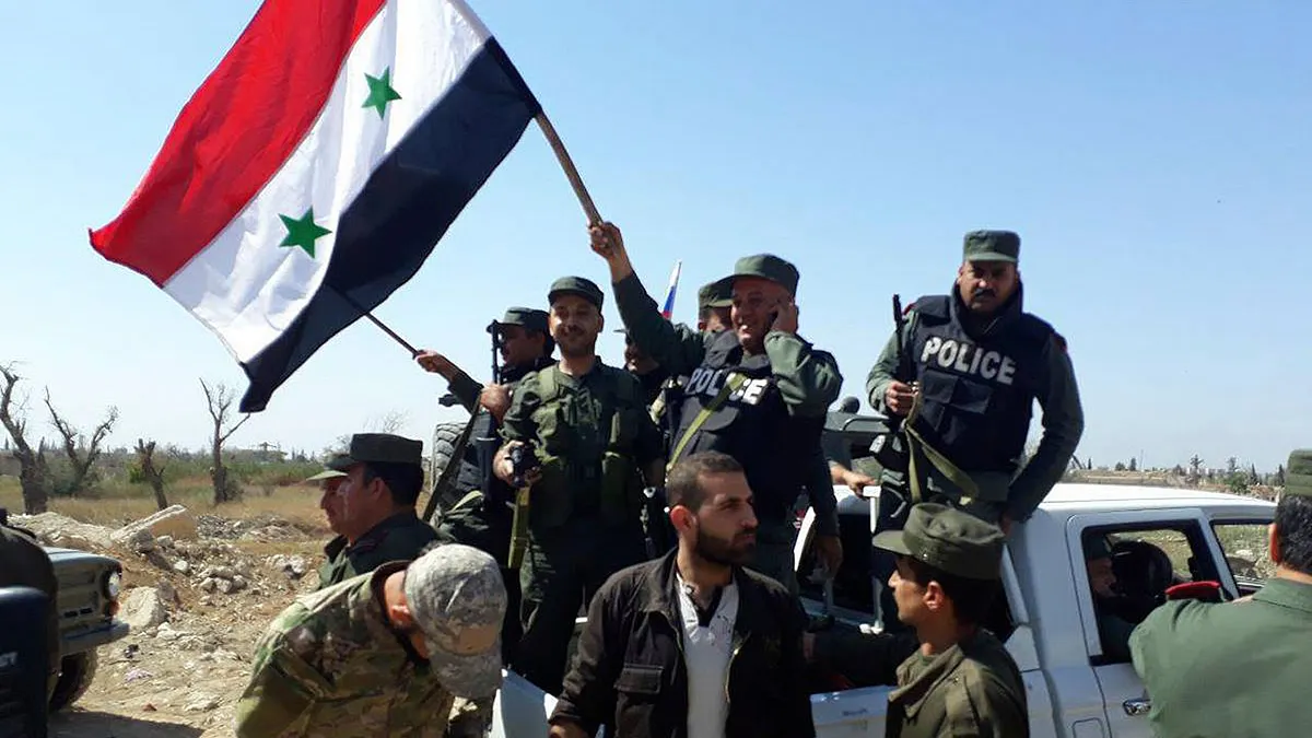 2018年4月,敘利亞警察進入遭化武攻擊的杜馬(Douma)(AP)