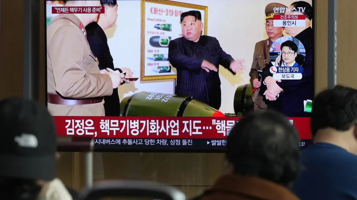 2023年3月,首爾車站的大螢幕正在播放北韓領導人金正恩視察各式飛彈與彈頭的畫面。(美聯社)