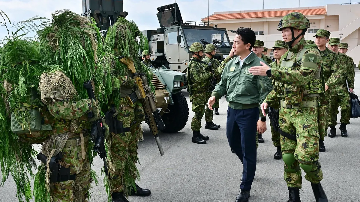 日本の小泉進次郎防衛相は23日、石垣島の自衛隊を視察し、与那国島でのミサイル配備計画が予定通り進んでいると述べた。(写真/小泉進次郎氏のXより) 日本の小泉進次郎防衛相は23日、石垣島の自衛隊を視察し、与那国島でのミサイル配備計画が予定通り進んでいると述べた。(写真/小泉進次郎氏のXより)