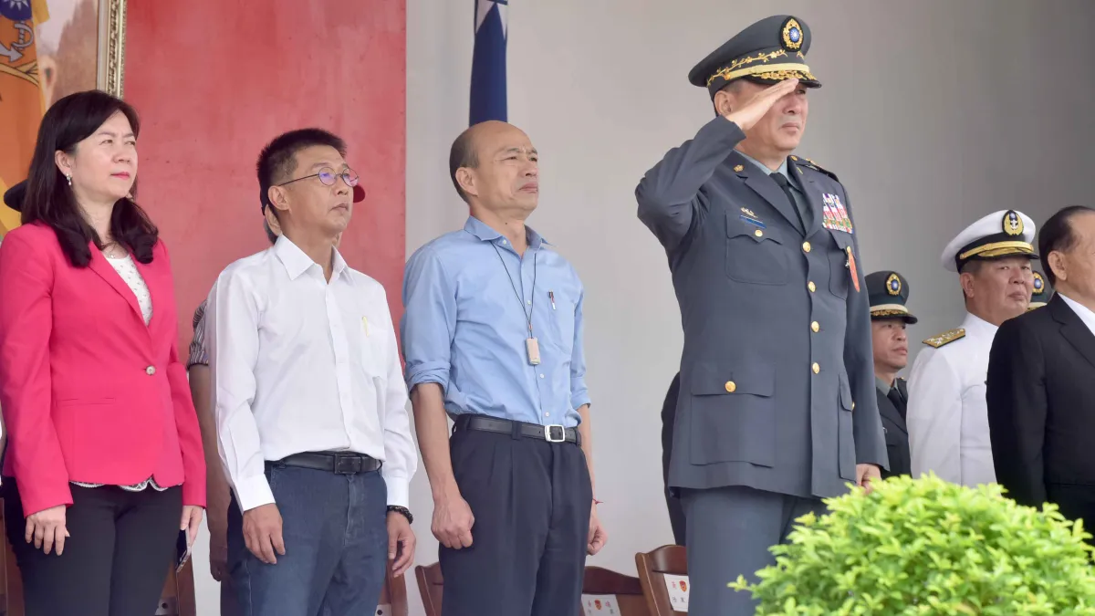 20190616-高雄市長韓國瑜出席陸軍官校創校95周年校慶,與校友、學弟妹們一起高唱國歌和陸軍官校校歌。(高雄市政府提供)