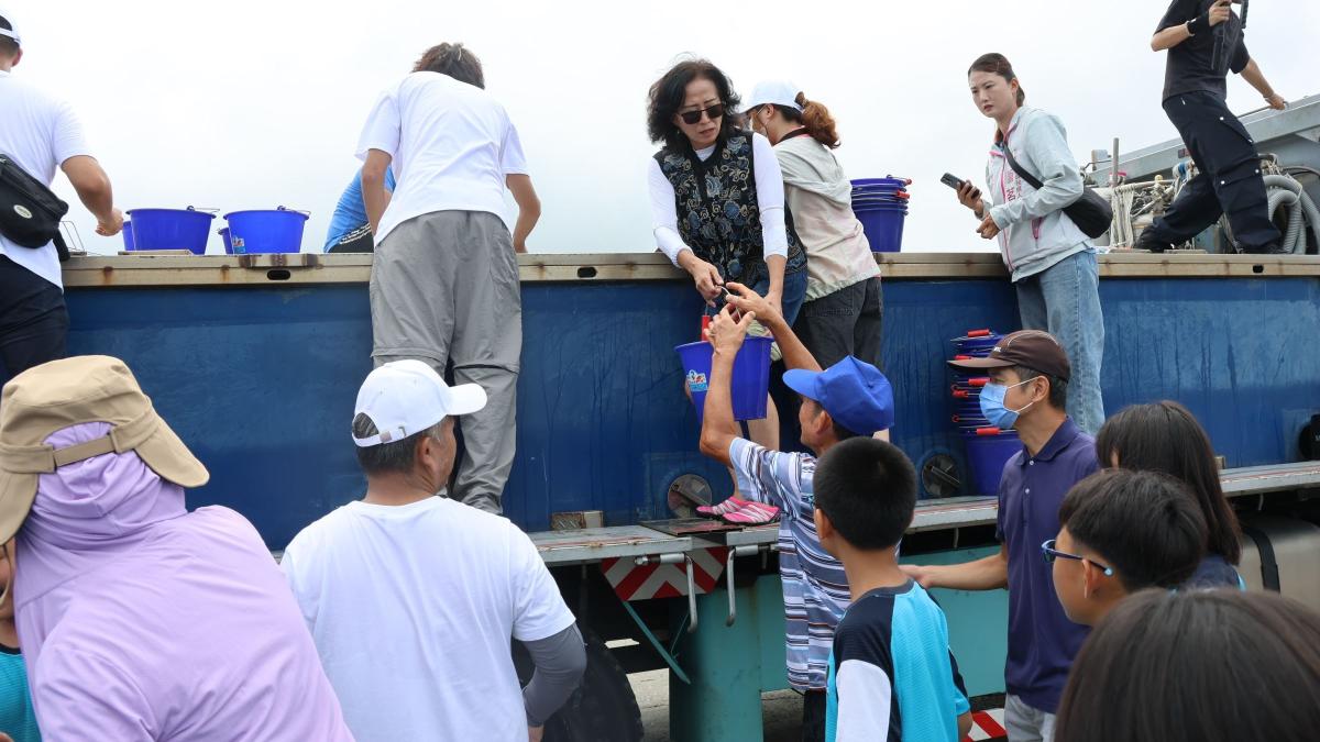 苗栗海洋觀光季首場活動 透過守護海洋由從地小學師生放流魚苗開始