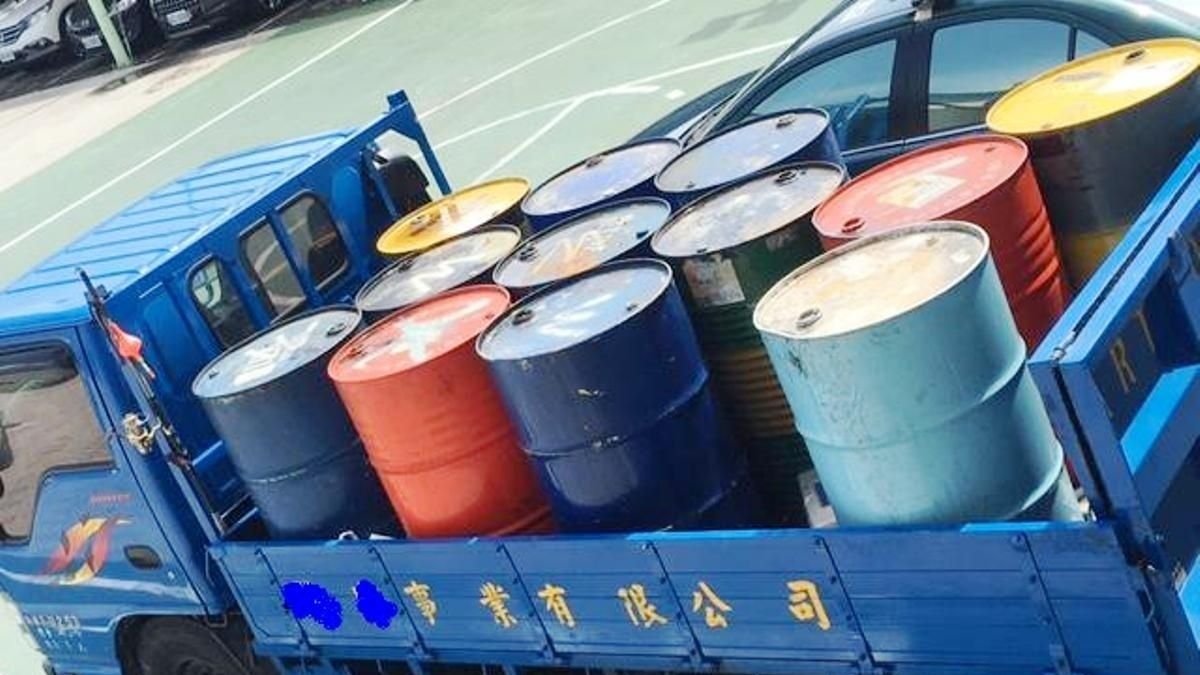 現行犯!廢油傾倒海岸 男遭岸巡大隊當場查獲法辦 現行犯!廢油傾倒海岸 男遭岸巡大隊當場查獲法辦