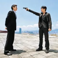 《無間道》裡,陳永仁與劉健明最後在高樓天台攤牌。(圖/取自微博) 《無間道》裡,陳永仁與劉健明最後在高樓天台攤牌。(圖/取自微博)