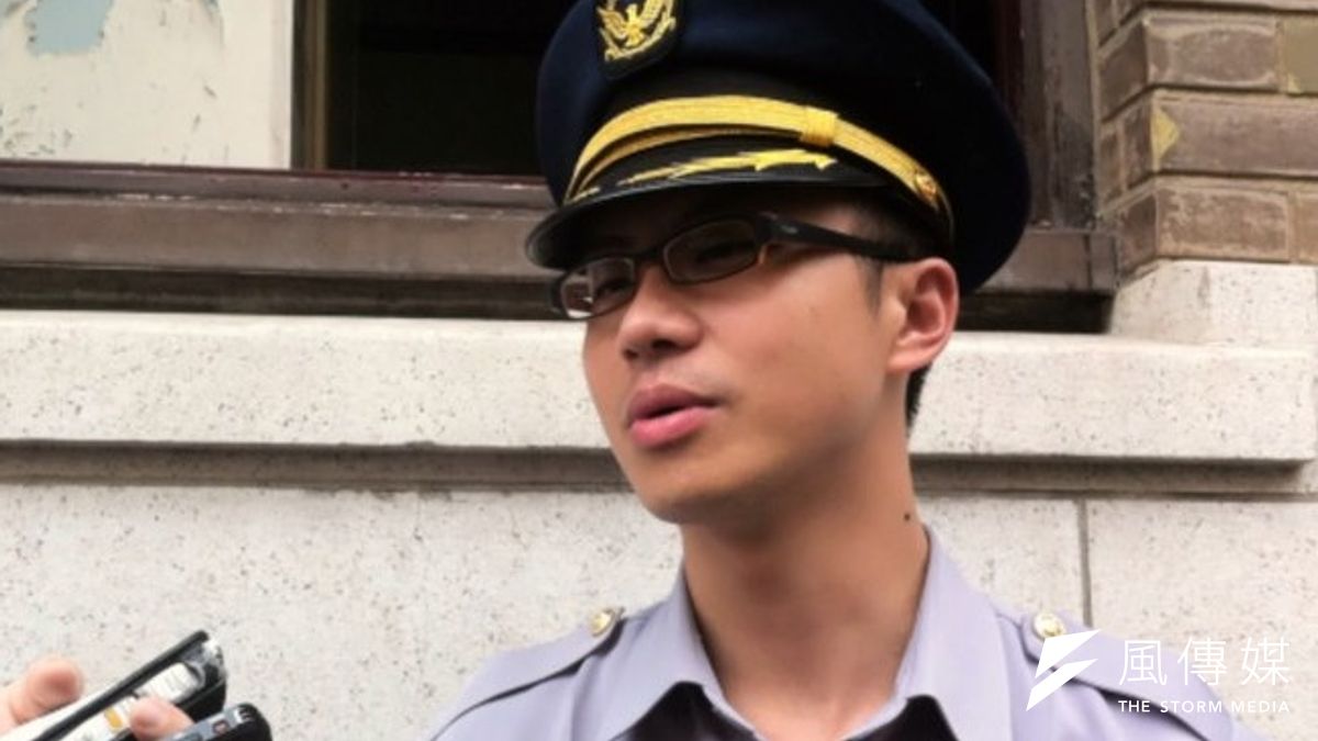 反服貿學生3月23日闖入行政院,保六總隊警員林致孝以吹哨子的方式阻擋群眾爬進辦公室。(何孟奎攝) 反服貿學生3月23日闖入行政院,保六總隊警員林致孝以吹哨子的方式阻擋群眾爬進辦公室。(何孟奎攝)