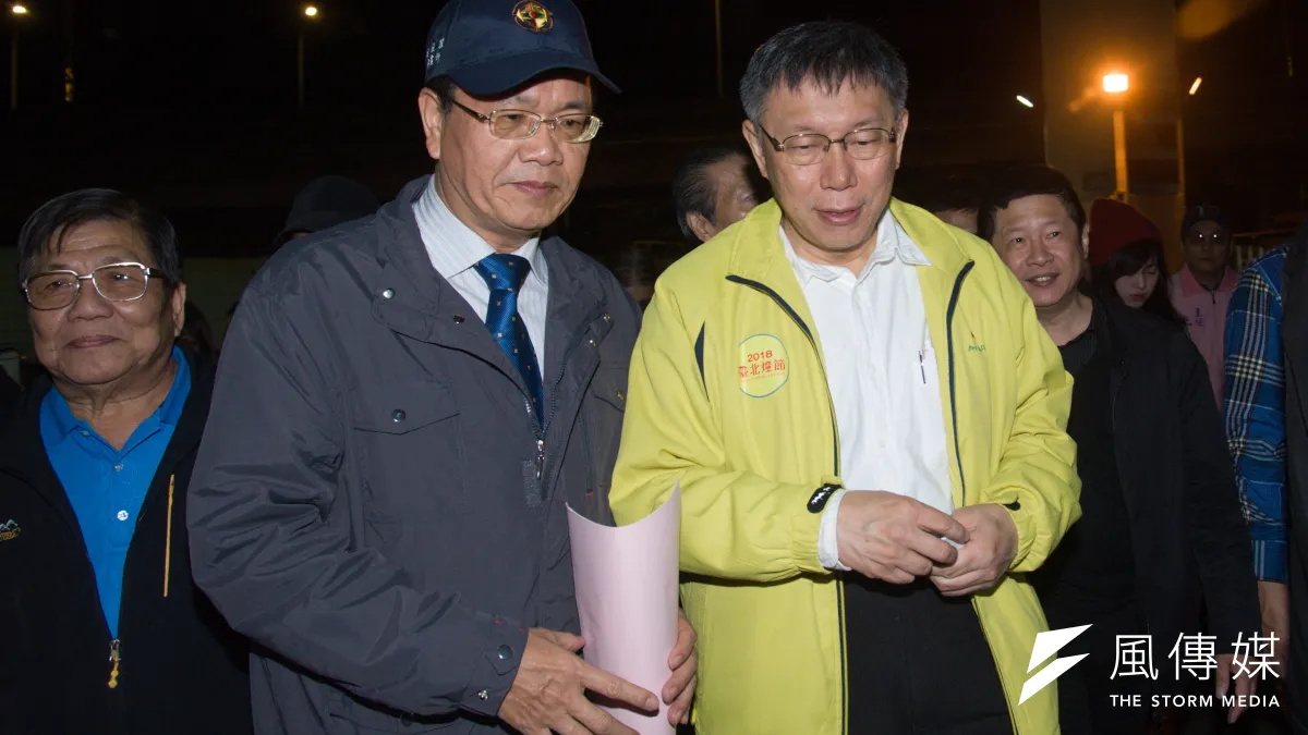 台北市長柯文哲(右)視察第一果菜批發市場,北農總經理翁震炘(左)全程陪同。(甘岱民攝)