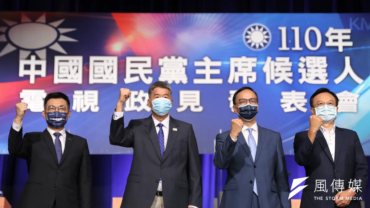 資深媒體人蔡詩萍指出,國民黨主席選舉的辯論,會讓深藍支持者覺得國民黨終於「重回正藍軍路線」。圖左起為國民黨主席選舉候選人江啟臣、張亞中、朱立倫、卓伯源。(資料照,國民黨提供)