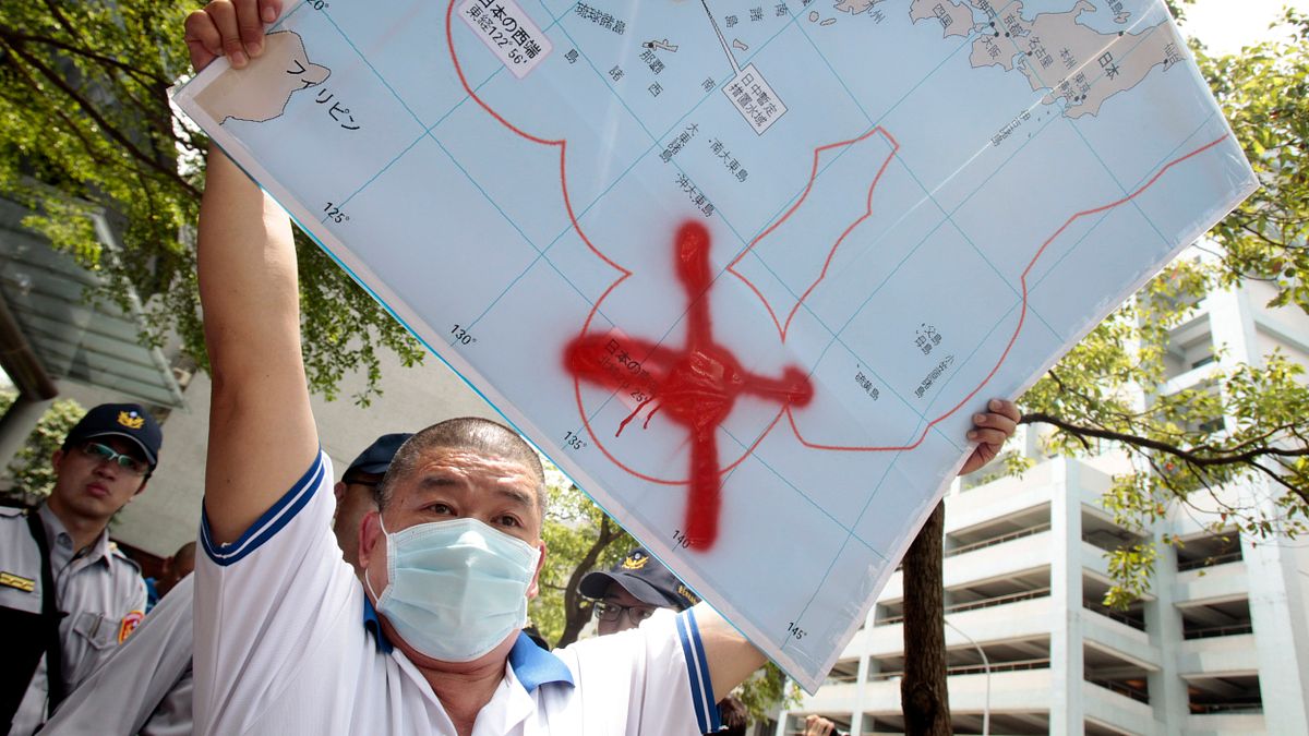 外交人士提醒,若我方在沖之鳥爭議上堅持強硬立場,將使《台日漁業協議》後續制度化協商受到影響。圖為我國漁民前往日本交流協會抗議。(資料照,美聯社) 外交人士提醒,若我方在沖之鳥爭議上堅持強硬立場,將使《台日漁業協議》後續制度化協商受到影響。圖為我國漁民前往日本交流協會抗議。(資料照,美聯社)