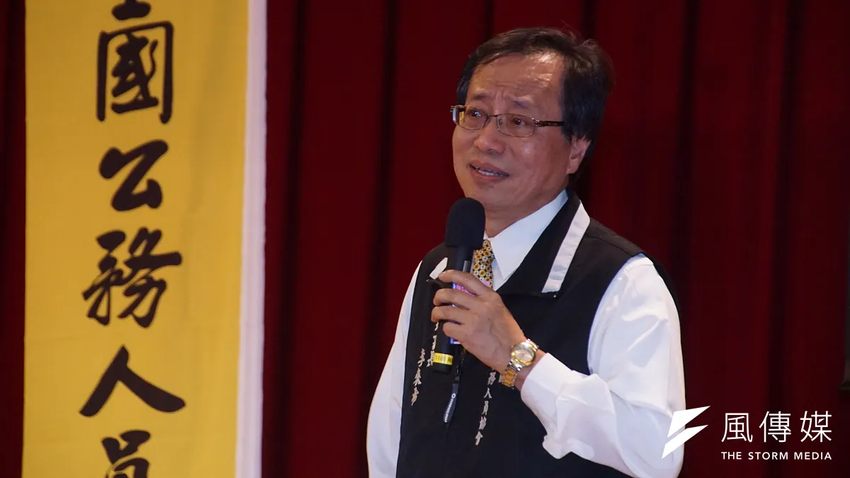 由國民黨團列為本會期第一優先的「停止調降公教退休金」法案,已成為近期立法院朝野攻防的焦點。圖為中華民國全國公務人員協會理事長李來希。(圖/盧逸峰攝) 由國民黨團列為本會期第一優先的「停止調降公教退休金」法案,已成為近期立法院朝野攻防的焦點。圖為中華民國全國公務人員協會理事長李來希。(圖/盧逸峰攝)