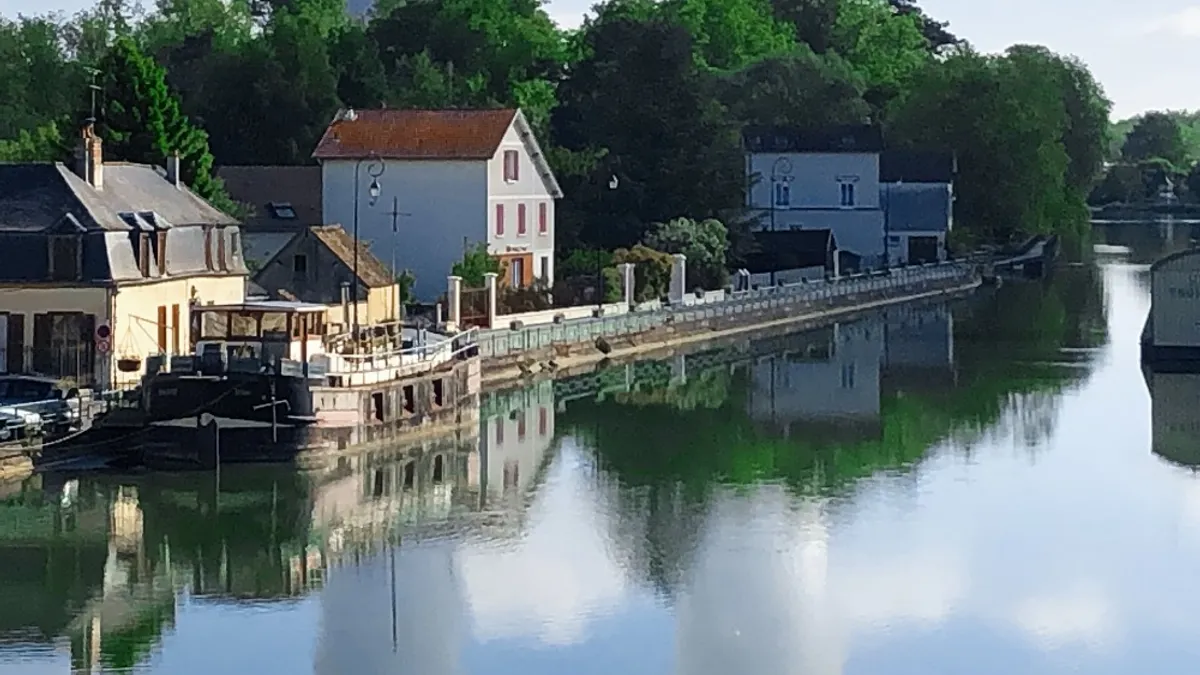 法國塞納河畔諾讓市的核電廠。法國一直致力於核電建設,目前還能銷售核電給「廢核」的德國。(資料照,美聯社) 法國塞納河畔諾讓市的核電廠。法國一直致力於核電建設,目前還能銷售核電給「廢核」的德國。(資料照,美聯社)