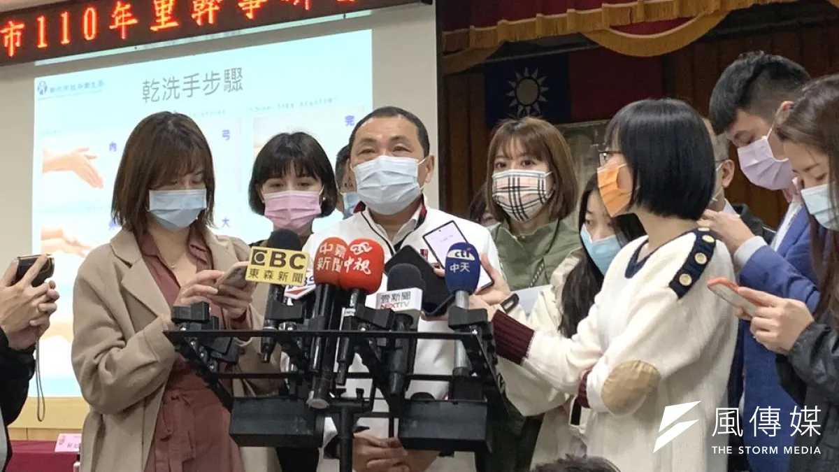新北市長侯友宜強調,面對嚴峻的時刻,全力協助桃園和中央,把疫情守住,才是當務之急。(圖/李梅瑛攝)