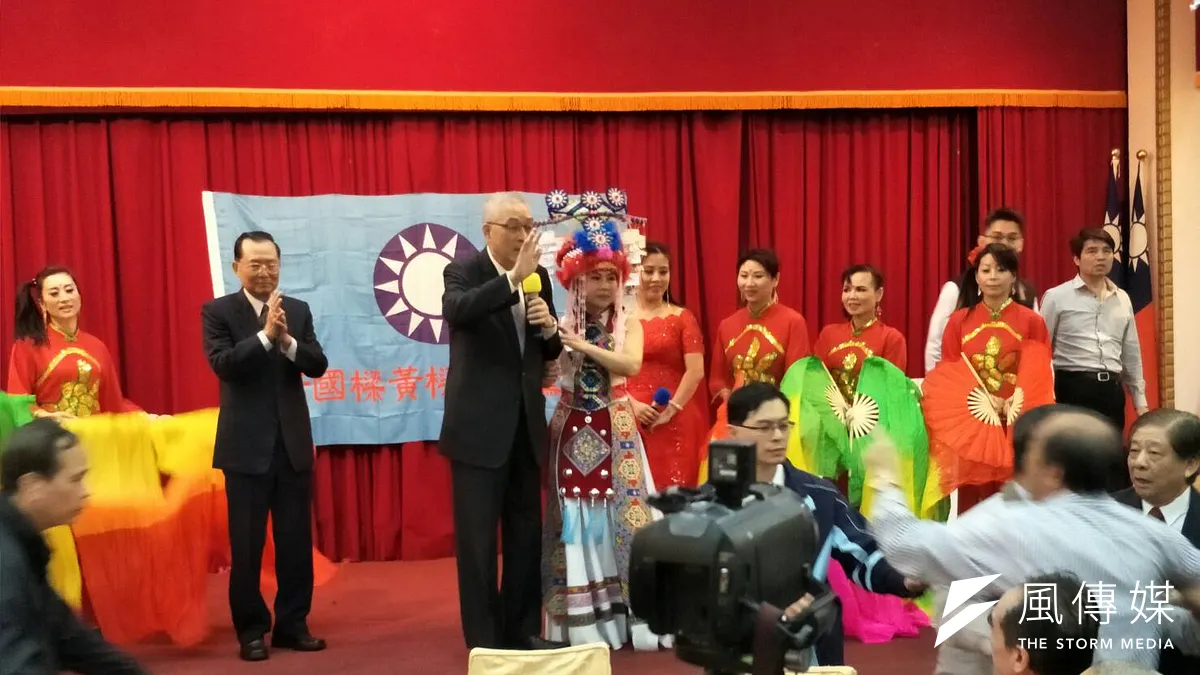 國民黨主席吳敦義今(23)日出席「新台灣之子歲末迎新大聯誼」活動,意外遭黨員嗆聲。(周怡孜攝)