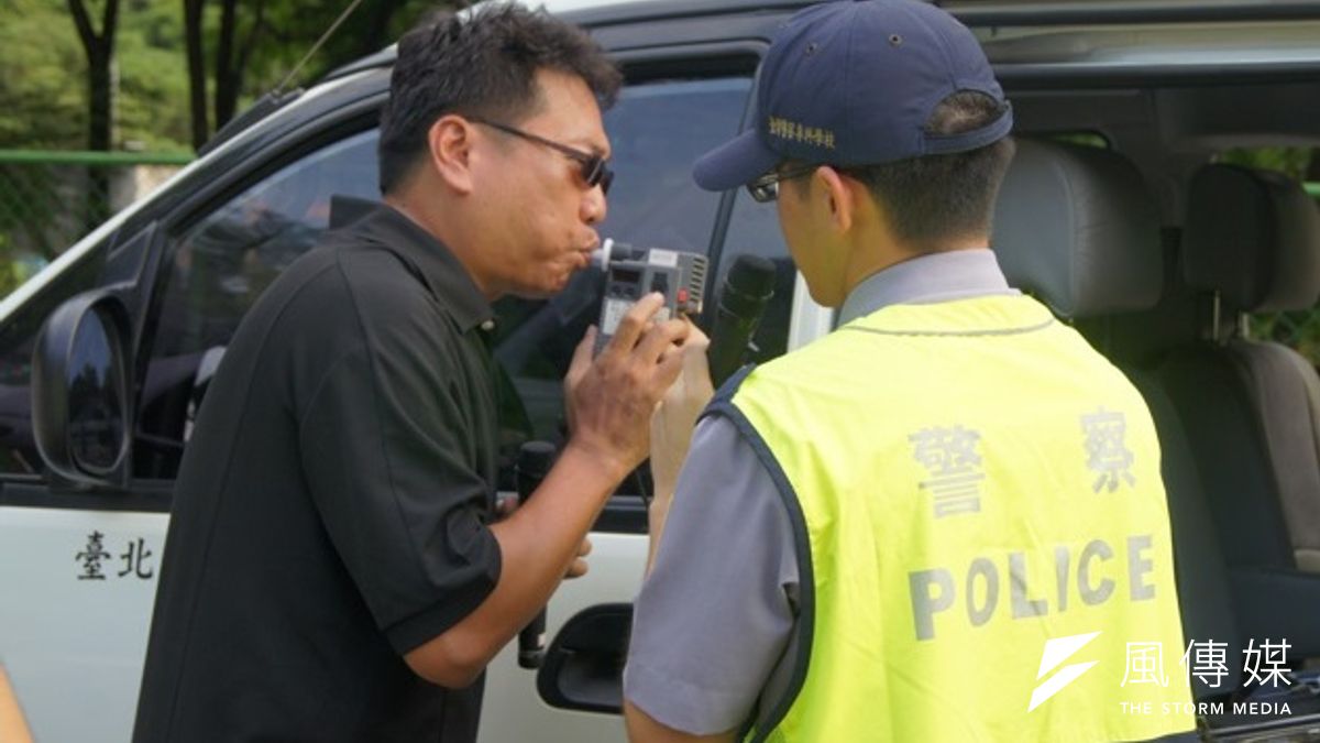 未來酒測若拒絕呼氣酒測,強制抽血酒測將抽2份檢體,1瓶初驗,另1瓶則保存。(取自台灣警察專科學校網站) 未來酒測若拒絕呼氣酒測,強制抽血酒測將抽2份檢體,1瓶初驗,另1瓶則保存。(取自台灣警察專科學校網站)