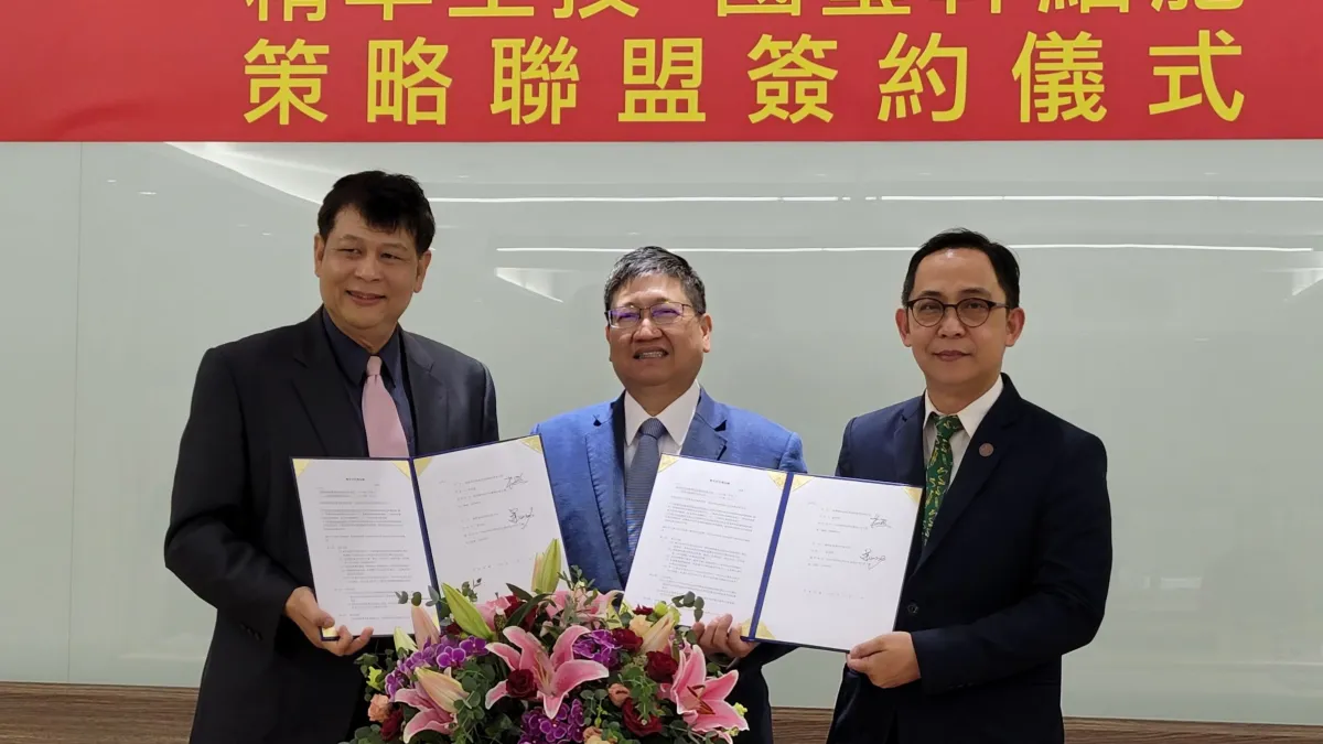 在新竹縣長楊文科(中)見證下,精準生技董事長葉明功(左)與國璽幹細胞董事長莊明熙(右)7日簽訂策略聯盟協議。(圖/方詠騰攝)