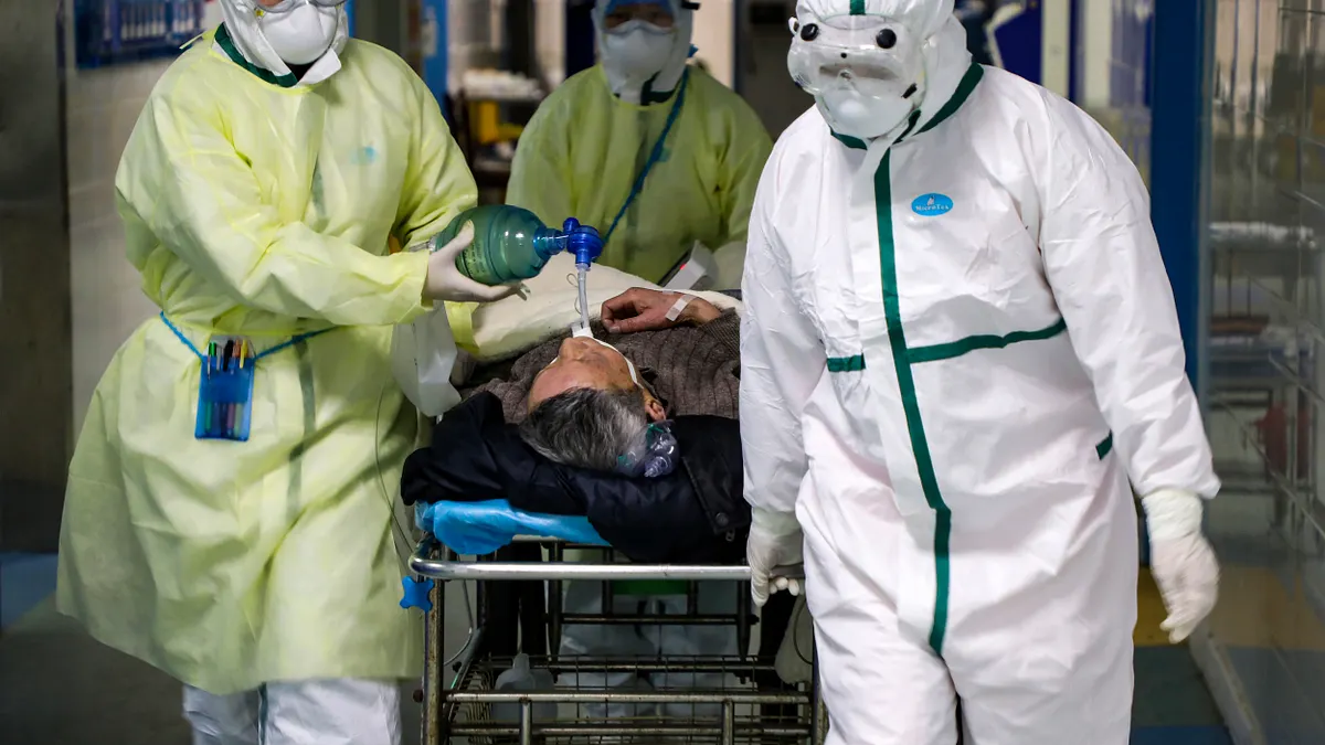 作者認為中國武漢肺炎疫情,正是台灣制憲正名的時機。圖為武漢醫院救治病患(AP)