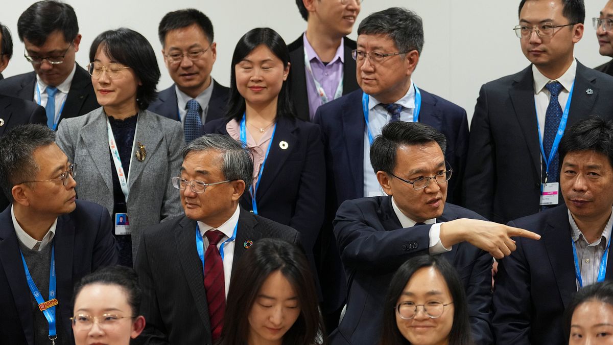 2024年11月23日,中國氣候特使劉振民(左中)、中國生態環境部副部長趙英民(右中)與中國代表團成員於COP29聯合國氣候峰會上合影。(美聯社) 2024年11月23日,中國氣候特使劉振民(左中)、中國生態環境部副部長趙英民(右中)與中國代表團成員於COP29聯合國氣候峰會上合影。(美聯社)