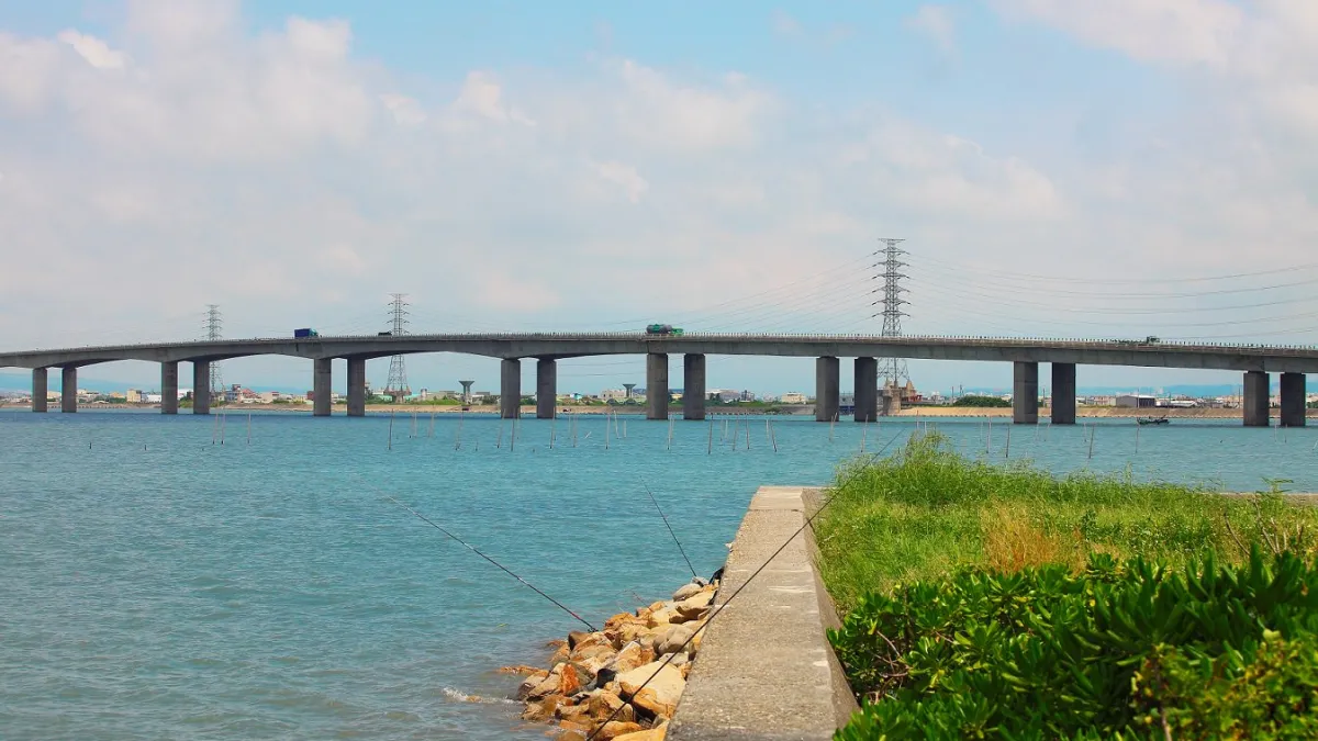 台61線(西濱快速公路)南延高雄計畫已於2026年4月10日獲行政院核定可行性評估,規劃從台南七股延伸至高雄楠梓,全長約48公里,採雙向4車道,並設置7處地區型交流道及1處系統型交流道。另位於台南七股、安南之間的曾文溪景觀大橋,全長約3.38公里,正持續施工,未來將銜接台江大道及周邊交通路網。(示意圖/取自交通部)