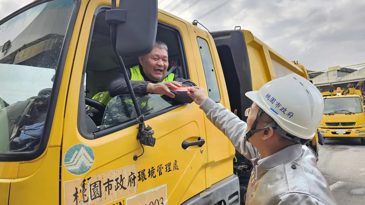 桃園市副市長蘇俊賓感謝清潔隊員堅守崗位,親自送上暖心福袋。(圖/翻攝自蘇俊賓臉書)