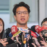 TVBS最新台北市長選舉民調顯示,蔣萬安以49%領先沈伯洋的41%,雙方差距較5月縮小20個百分點,沈伯洋在20至29歲族群取得52%支持,中立選民差距也縮至4個百分點。(圖/中央社) TVBS最新台北市長選舉民調顯示,蔣萬安以49%領先沈伯洋的41%,雙方差距較5月縮小20個百分點,沈伯洋在20至29歲族群取得52%支持,中立選民差距也縮至4個百分點。(圖/中央社)