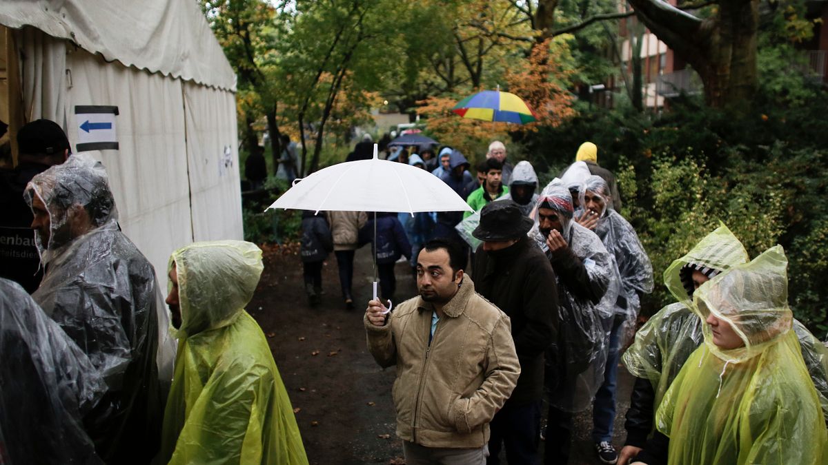 難民/移民在帳篷前排隊領取食物(美聯社) 難民/移民在帳篷前排隊領取食物(美聯社)