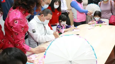 2020市長侯友宜出席「淡水哈客館」成立,與小朋友一起體驗手作,樂趣無窮。(圖/李梅瑛攝)