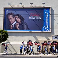 カリフォルニアの高い税率と高いコストにより、ハリウッドの映像工業は海外に移転している。写真は2023年5月2日にハリウッドの脚本家がより高い報酬を求め大規模なストライキを行った様子。(AP通信) カリフォルニアの高い税率と高いコストにより、ハリウッドの映像工業は海外に移転している。写真は2023年5月2日にハリウッドの脚本家がより高い報酬を求め大規模なストライキを行った様子。(AP通信)