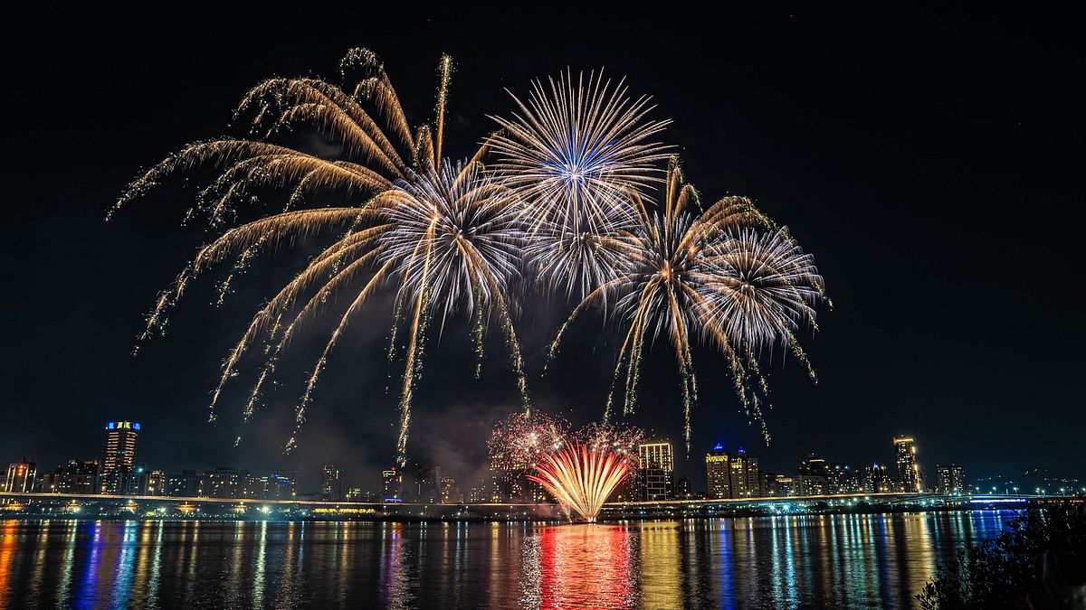 7月17日大稻埕夏日節首場300秒煙火「躍動臺北」將於晚間8時施放。(圖/臺北市政府觀傳局提供) 7月17日大稻埕夏日節首場300秒煙火「躍動臺北」將於晚間8時施放。(圖/臺北市政府觀傳局提供)