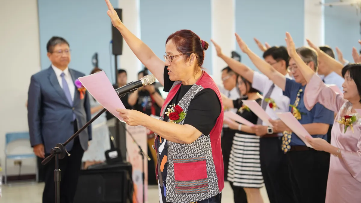 竹縣114學年度高中及國民中小學新卸任校長交接典禮,由梅花國小葉惠雯校長領誓。(圖/新竹縣政府提供)