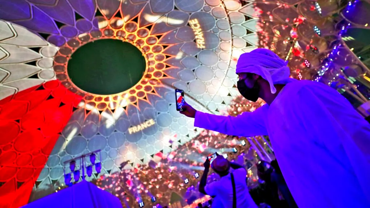 2021年10月2日、ドバイ国際博覧会(2020年ドバイ万博)の会場アル・ワスル広場で、自撮りをする来場者。(AP通信) 2021年10月2日、ドバイ国際博覧会(2020年ドバイ万博)の会場アル・ワスル広場で、自撮りをする来場者。(AP通信)