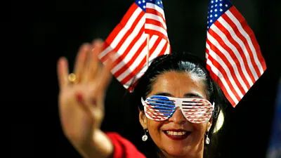 美國總統川普的選情比早前民調預期得好。圖為川普支持者。(美聯社)