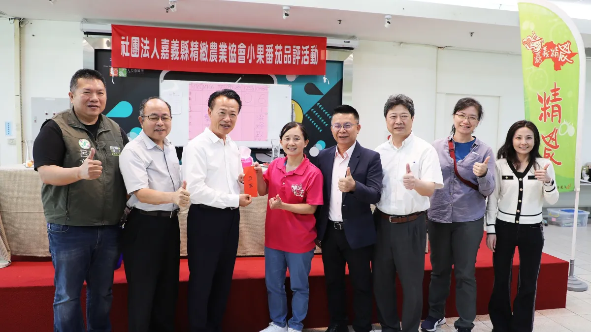 嘉義縣農業協會辦理小果番茄評鑑活動,縣長翁章梁、農糧署副署長姚志旺親自到場試吃、參與投票。(圖/嘉義縣政府農業處提供)