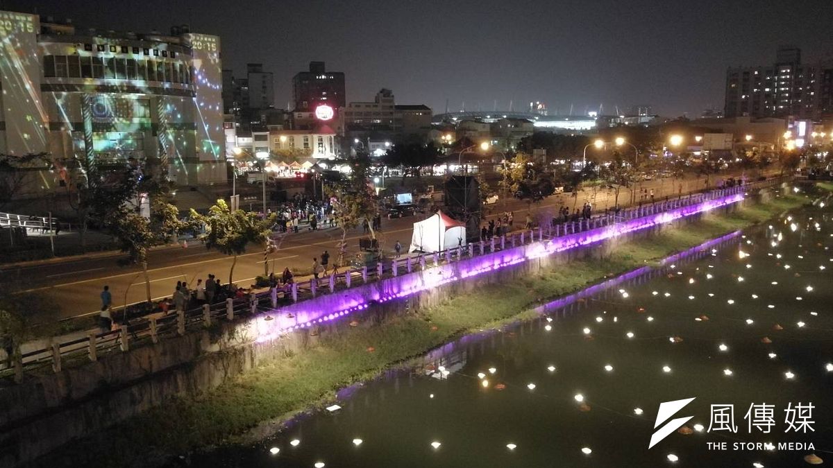 首次在萬年溪舉辦的彩燈節活動,也引起關注。(取自屏東縣政府) 首次在萬年溪舉辦的彩燈節活動,也引起關注。(取自屏東縣政府)