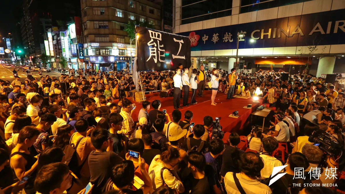 華航勞資雙方24日下午四時於勞動部進行協調談判,在達成初步共識後,為時21小時35分的空服員罷工終於落幕。(顏麟宇攝)