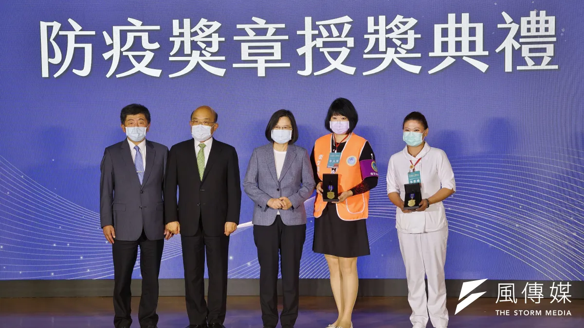 中央流行疫情指揮中心27日舉行「防疫紀錄片首映暨防疫獎章授獎典禮」,總統蔡英文(左三)頒發防疫獎章給醫護人員代表。(盧逸峰攝)