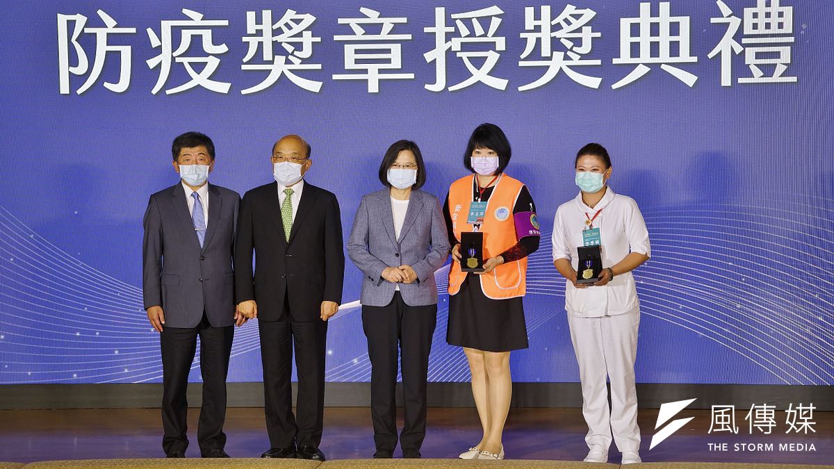 中央流行疫情指揮中心27日舉行「防疫紀錄片首映暨防疫獎章授獎典禮」,總統蔡英文(左三)頒發防疫獎章給醫護人員代表。(盧逸峰攝) 中央流行疫情指揮中心27日舉行「防疫紀錄片首映暨防疫獎章授獎典禮」,總統蔡英文(左三)頒發防疫獎章給醫護人員代表。(盧逸峰攝)