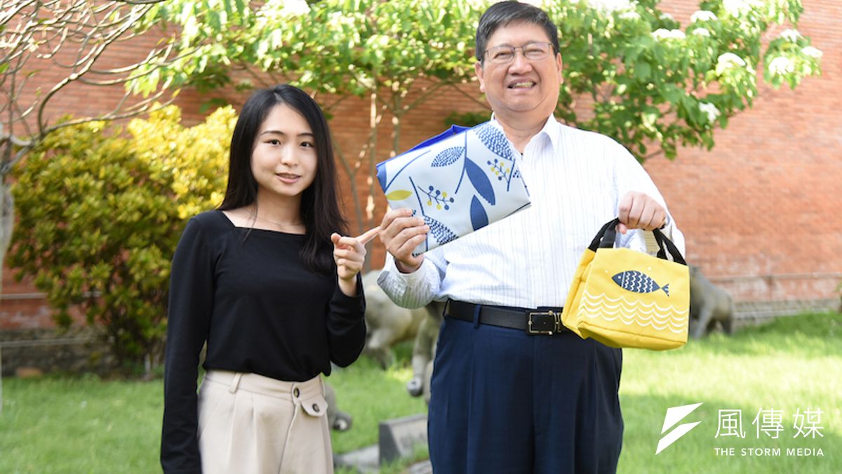 新竹縣長楊文科(右)歡迎鄉親踴躍參加「吳濁流文藝營嘉年華」,還有機會拿到環保帆布袋、野餐墊等獎品。(圖/方詠騰攝) 新竹縣長楊文科(右)歡迎鄉親踴躍參加「吳濁流文藝營嘉年華」,還有機會拿到環保帆布袋、野餐墊等獎品。(圖/方詠騰攝)