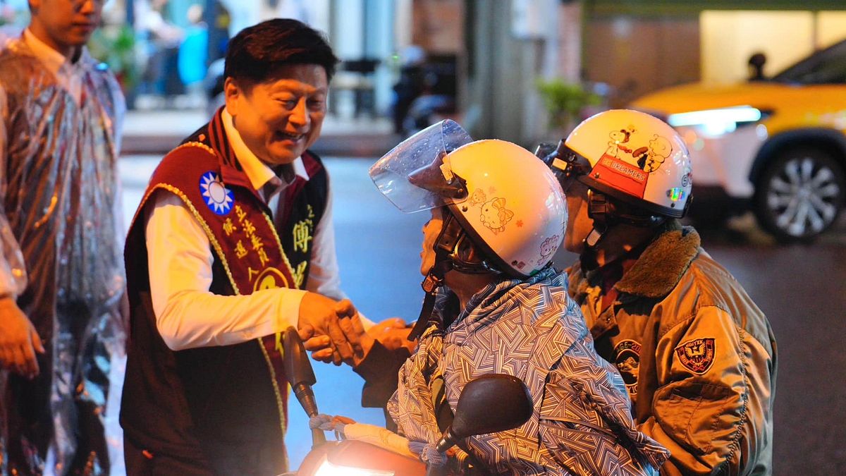 立委候選人傅崐萁勤走地方拜票,同時也呼籲全國青年朋友認清國際局勢,將神聖一票投給國民黨及候選人。(圖/傅崐萁臉書專頁) 立委候選人傅崐萁勤走地方拜票,同時也呼籲全國青年朋友認清國際局勢,將神聖一票投給國民黨及候選人。(圖/傅崐萁臉書專頁)