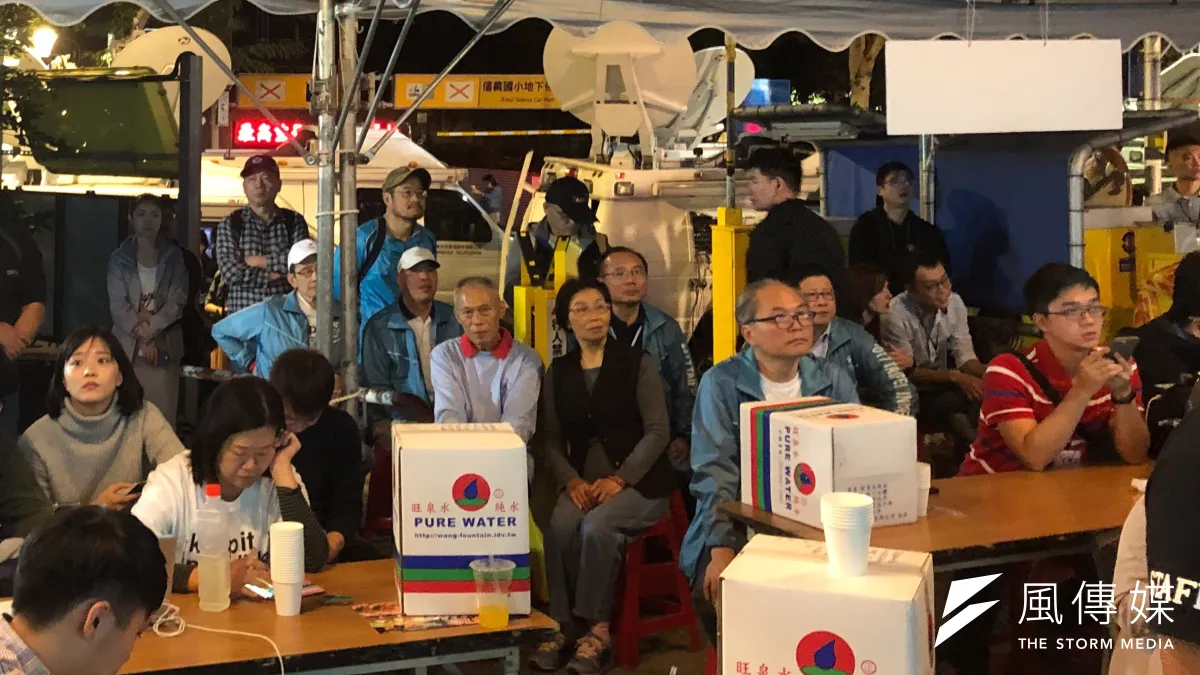20181124_票數膠著緊咬,柯文哲市府局處首長媒體區緊盯電視,看開票。(方炳超攝)