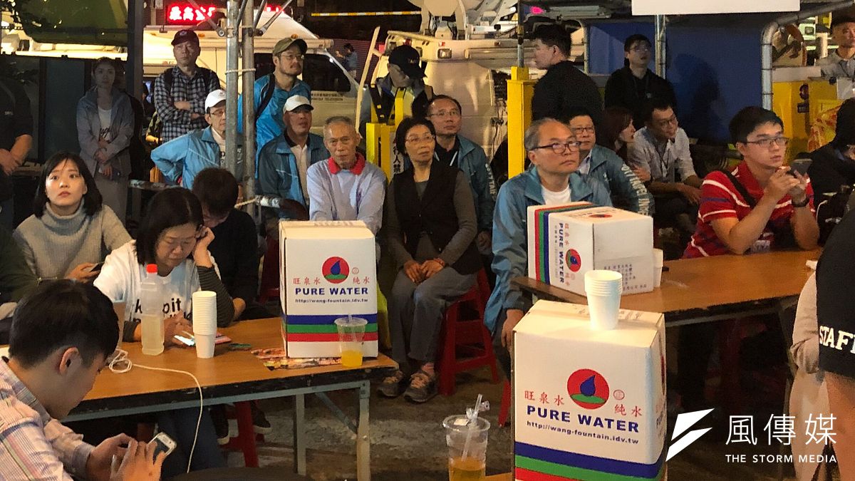 20181124_票數膠著緊咬,柯文哲市府局處首長媒體區緊盯電視,看開票。(方炳超攝) 20181124_票數膠著緊咬,柯文哲市府局處首長媒體區緊盯電視,看開票。(方炳超攝)