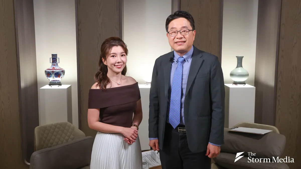 Senior technology journalist Lin Hong-wen (right) interviewed by host Catherine Lu (left) on Storm Media's talk show "Fly to the World". (Photo by Yan Lin-yu)