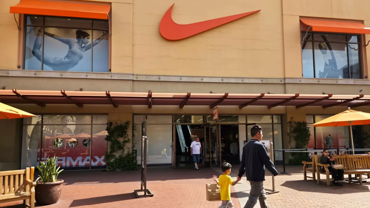 Nike宣布,因應美國總統川普實施的關稅政策,將於6月1日起調漲從海外進口的服裝與運動裝備價格。(資料照,美聯社)