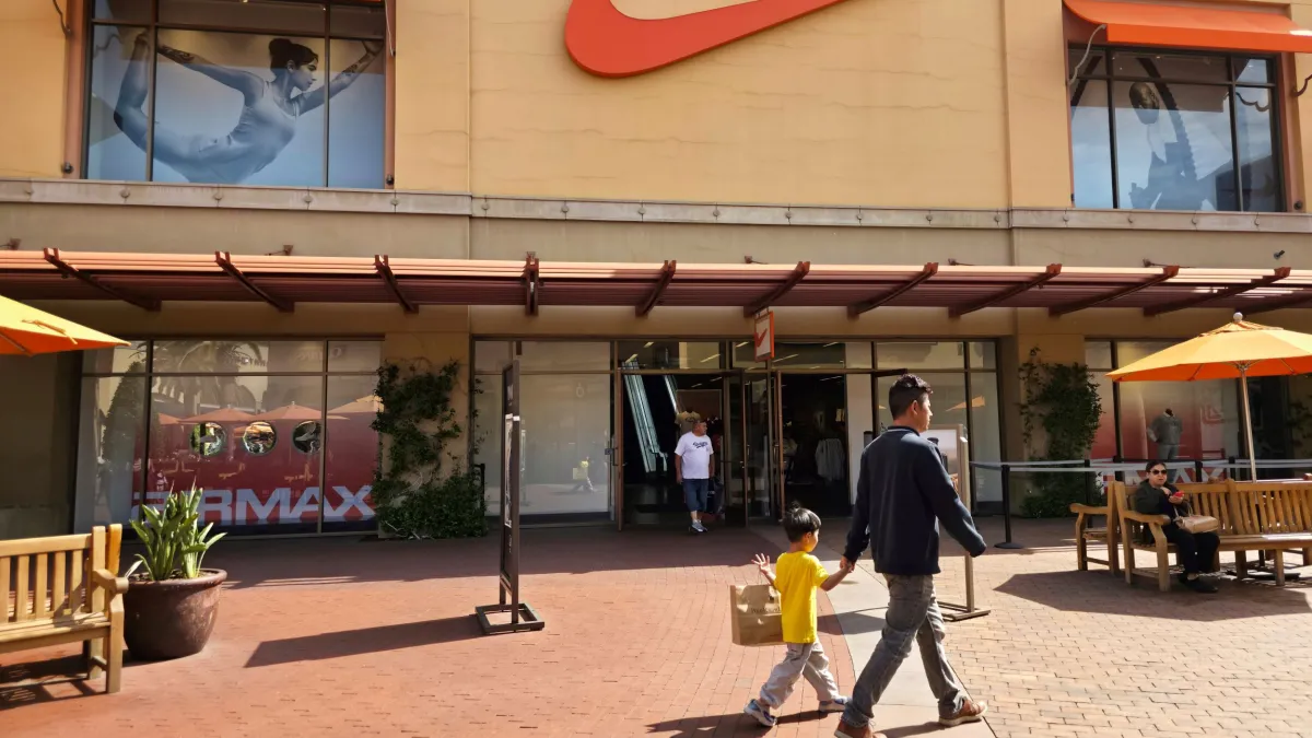 美國加州商場內的Nike專賣店。(美聯社)