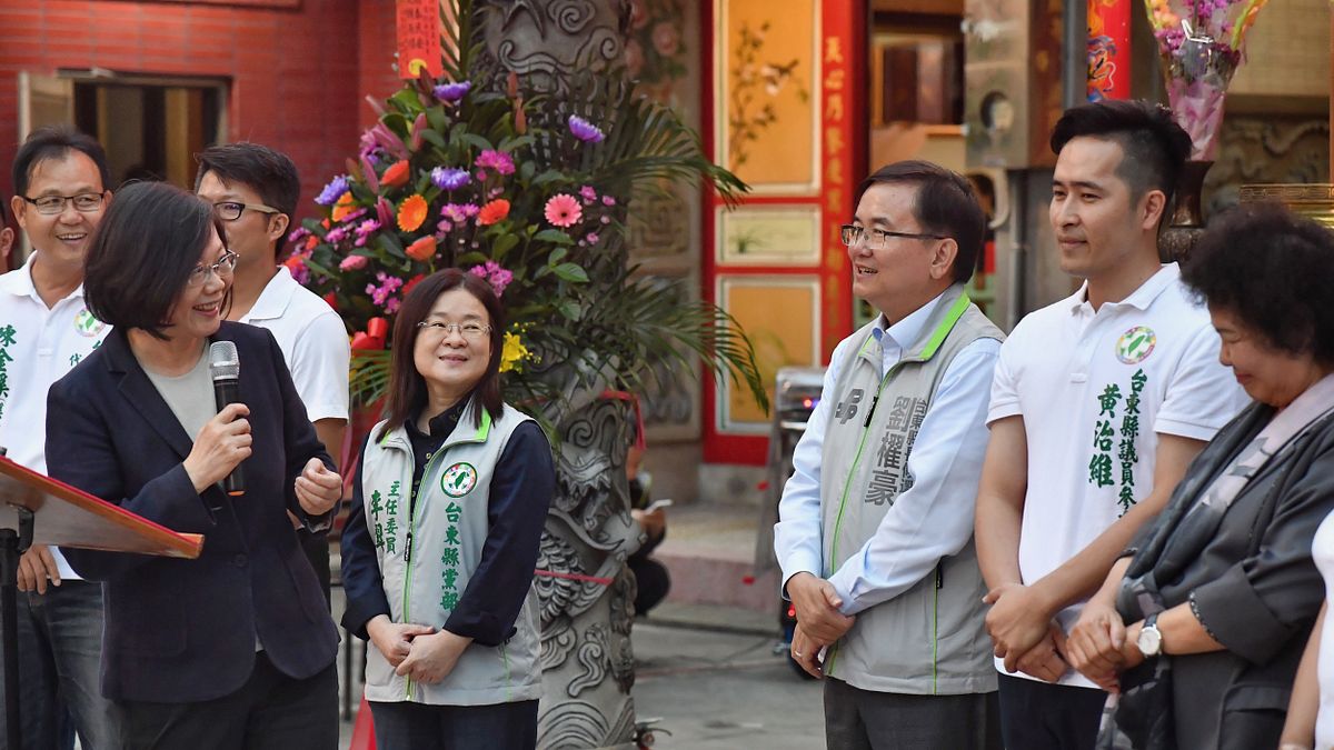 民進黨主席蔡英文(左前一)認為,劉櫂豪(右三)正直又認真,是台東縣長最佳人選。(民進黨中央提供) 民進黨主席蔡英文(左前一)認為,劉櫂豪(右三)正直又認真,是台東縣長最佳人選。(民進黨中央提供)